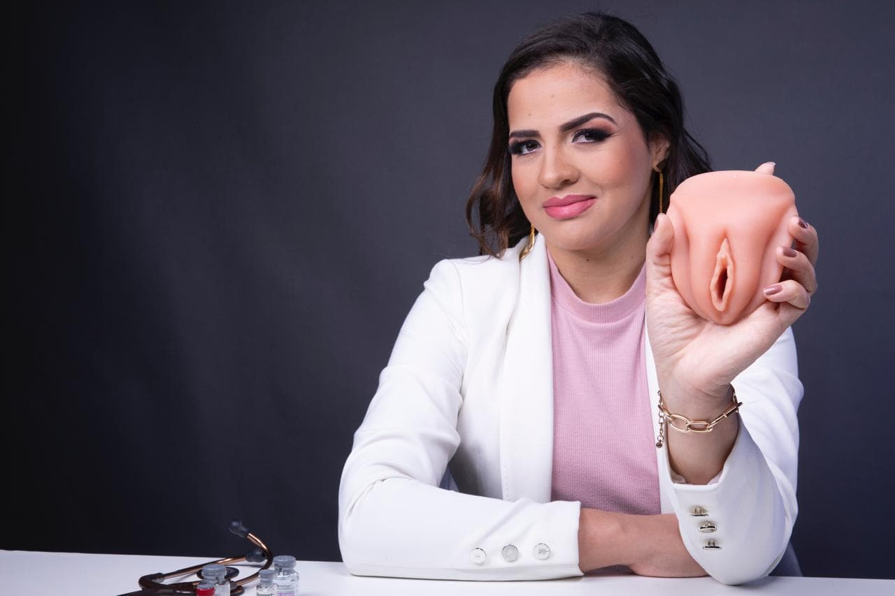 Dra. Tamara Gomes, enfermeira e mentora, com modelo anatômico em aula de estética íntima