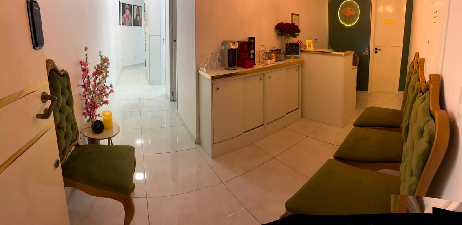 Recepção acolhedora da clínica Liftam, com poltronas e ambiente premium e discreto